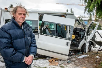 Auto eines Bienenzüchters in Frankenberg gesprengt: Täter wollte noch mehr Schaden anrichten - Imker Dietmar Uhlemann vor seinem in der Nacht zum 1. Januar gesprengten Transporter.