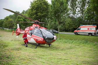 Auto erfasst Fußgänger: Mann lebensgefährlich verletzt - Ein Rettungshubschrauber brachte den schwerverletzten Fußgänger in ein Krankenhaus.
