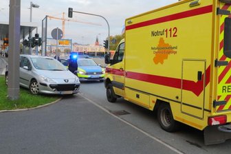 Auto erfasst Radlerin an der Zentralhaltestelle in Chemnitz - 