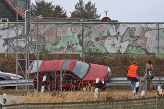 Auto fährt an Leitplanke -