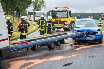 Auto fährt auf Abschleppwagen auf - Fahrerin im Krankenhaus - 