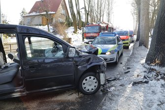 Auto fährt gegen Baum - Fahrer verletzt -