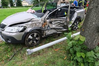 Auto fährt gegen einen Baum - Fahrerin schwer verletzt - Die Fahrerin kam von der Straße ab und fuhr gegen einen Baum.