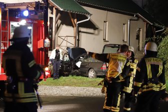 Auto fährt gegen Hausmauer - Fahrer flüchtet - 