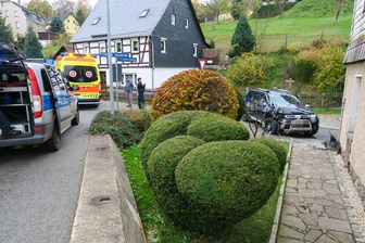 Auto fährt gegen Hauswand -