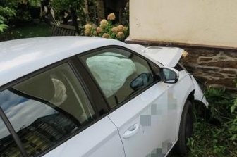 Auto fährt gegen Hauswand - Der Skoda krachte gegen eine Hauswand.