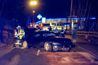 Auto fährt in Aue aus Tankstelle und landet in Geröllfangzaun - Auf der B 283 in Aue ist es am Sonntagnachmittag zu einem Unfall gekommen. Die Bundesstraße musste gesperrt werden.
