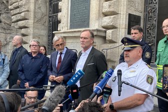 Auto fährt in Menschengruppe in Leipzig - zwei Tote - Bei einer Pressekonferenz am Montagabend vor dem Neuen Rathaus informierten Polizei und Staatsanwaltschaft sowie Leipzig-OB Burkhard Jung und Sachsens Innenminister Armin Schuster (Mitte) über die Geschehnisse.