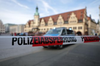 Auto fährt in Menschengruppe: Was wir wissen - und was nicht - Zwei Menschen sind nach Angaben eines Sprechers der Stadt Leipzig gestorben.
