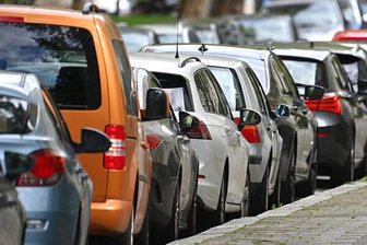 Auto fährt Kind in Chemnitz an - Parkende Autos am Strassenrand.