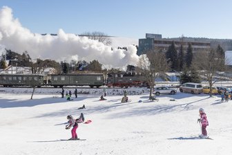 Auto fährt Skihang im Erzgebirge hinauf – Fahrer meldet sich - Ein Auto ist noch vor dem Saisonstart über den Skihang in Neudorf (Archivfoto) gefahren.