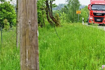 Auto fährt Telefonmast um - Ein herunterhängendes Kabel erinnert an der Rosine an einen Unfall. 