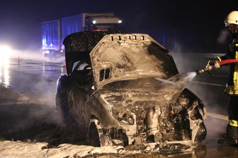 Auto fängt auf A 4 Feuer - Der Peugeot war etwa in Richtung Chemnitz unterwegs und hatte etwa 1,5 Kilometer vor Frankenberg in Brand geraten.