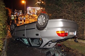 Nach einem spektakulären 13-Meter-Flug blieb der Honda auf dem Dach liegen.