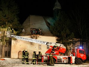 Auto fliegt 35 Meter weit ins Limbach-Oberfrohnaer Stadtkirchendach - <p class="artikelinhalt">Spektakulärer Unfall: Nach einer rund 35 Meter langen Flugphase "landete" der Pkw im Kirchendach. </p>