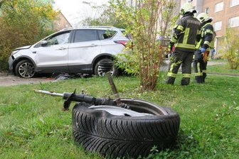 Auto fliegt über Kreisverkehr und überschlägt sich -