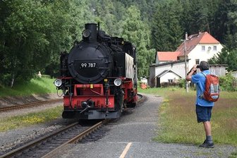 Auto gegen Dampflok -