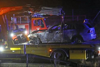 Das ausgebrannte Auto musste abgeschleppt werden.