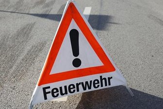 Auto geht an Tankstelle in Flammen auf -