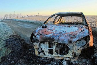 Auto geht in Flammen auf: Polizei rätselt - Ein ausgebranntes Auto hat Dienstagfrüh den Vogtland-Panoramaweg in Lengenfeld blockiert. Wer hat es angezündet? Und warum? 