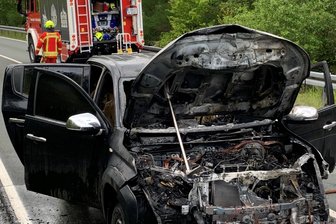 Auto gerät in Brand - Staatsstraße im Erzgebirge gesperrt - Ein Mitsubishi ist auf der Staatstraße 278 in Schönheide am Donnerstag ausgebrannt.