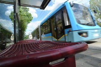 Auto im Gleisbett stoppt Straßenbahnen - 