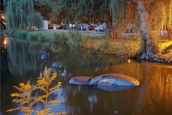 Auto im Schloßteich - So sehen Chemnitzer die Kunstaktion - Spektakuläre Aktion des Künstlers Roman Signer: Der Schweizer versenkte im Chemnitzer Schloßteich einen Skoda Superb. Das Ganze ist Teil der Gegenwarten-Ausstellung "Kunst im öffentlichen Raum". In der Nacht sollen die Scheinwerfer dazu noch leuchten. 