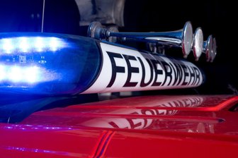 Auto in Flammen: Chemnitzer Polizei ermittelt wegen Brandstiftung - Polizei und Feuerwehr mussten in der Nacht in die Altendorfer Straße ausrücken.