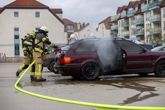 Auto in Flammen: Freiberger Feuerwehr im Einsatz - Feuerwehrleute mussten am Freitag in Freiberg den Brand eines Autos löschen.