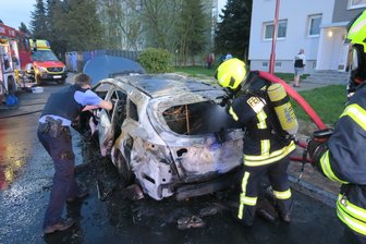 Auto in Flammen: Großeinsatz in Schwarzenberger Wohngebiet - Dieser Wagen ging am Sonntag in Flammen auf.