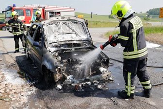 Auto in Klaffenbach komplett ausgebrannt - Der 17 Jahre alte Polo brannte komplett aus, verletzt wurde dabei niemand.