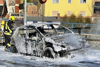 Auto in Schneeberg brennt und rollt weg - Ein Auto ist in Schneeberg in Brand geraten. 