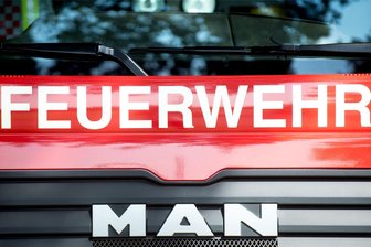 Auto in Vollbrand: Mehrere Feuerwehren in Kühnhaide im Einsatz - Mehrere Feuerwehren rückten am Sonntag in Kühnhaide an, um ein brennendes Auto zu löschen.