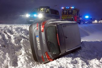 Auto kippt in Seitengraben: Vollsperrung auf der B 95 am Stadtrand von Chemnitz - Auf der B 95 ereignete sich am Samstagnachmittag in Höhe des Abzweigs Eibenberger Allee ein Unfall.