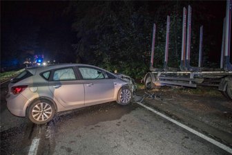 Auto kollidiert auf der B101 mit Holzanhänger - Fahrer muss ins Krankenhaus - Auf der B101 zwischen Freiberg und Großschirma ist ein Auto mit einem Holzanhänger kollidiert.