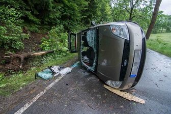 Auto kollidiert mit Baum: Feuerwehr muss Fahrer befreien -