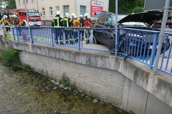 Auto kollidiert mit Brückengeländer -