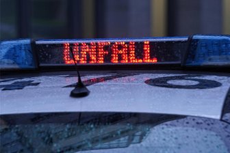 Auto kollidiert mit Bus auf B 94 in Lengenfeld: Zwei Menschen verletzt - In Lengenfeld ist es zu einem Busunfall gekommen.