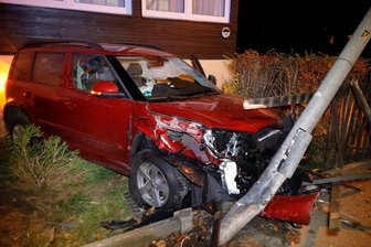 Auto kollidiert mit Laterne -