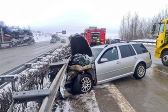 Auto kollidiert mit Leitplanke auf A4 -
