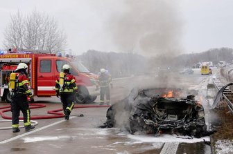 Auto kollidiert mit Leitplanke und fängt Feuer -