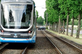 Auto kollidiert mit Straßenbahn - Linie 4 in Chemnitz lahmgelegt - Eine Tram der Linie 4 und ein Pkw sind zusammengestoßen.