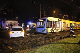Auto kollidiert mit Straßenbahn -