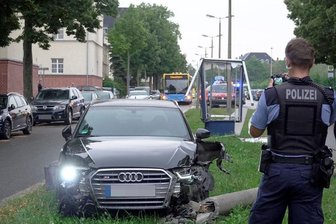 Auto kollidiert mit Werbetafel und Masten -