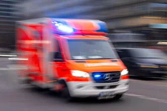 Auto kollidiert mit Zug - Ein Schwerverletzter - Der schwer verletzte Fahrer wurde in ein Krankenhaus gebracht. (Symbolbild)