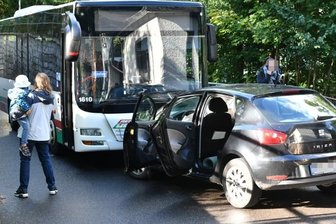 Auto kollidiert mitLinienbus - Ein Auto und ein Linienbus sind auf der Straße Zur Baumwolle zusammengestoßen. 