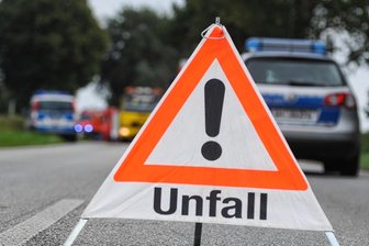 Auto kommt in Klingenthal von der Fahrbahn ab und rammt zwei Fahrzeuge - Einen Unfall gab es am Sonntagmittag in Klingenthal.