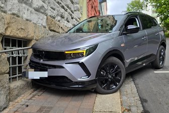 Auto kommt in Plauener Innenstadt von Straße ab - Der Fahrer des Opel blieb bei dem Unfall auf der Reichsstraße in Plauen unverletzt.