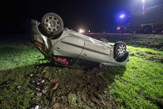 Auto kommt von B101 ab und landet auf dem Dach -