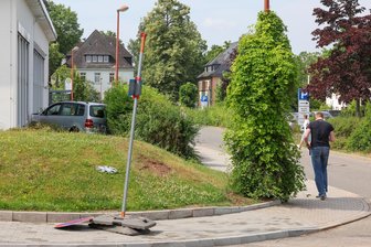 Auto kracht an Glauchauer Klinik gegen Hauswand - Dieses Auto krachte am Montag gegen 10 Uhr gegen die Wand der Therapiehalle.